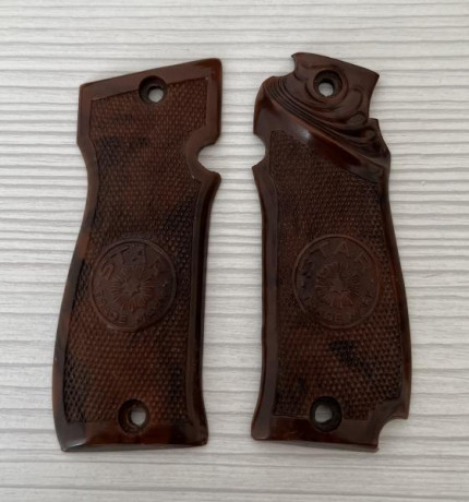 Hola,

Vendo cachas de baquelita originales para Star (no sé exactamente el modelo, quizá S o súper S)

Distancia 02