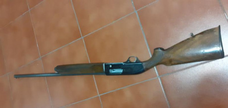 Escopeta semiautomática Beretta modelo A301 calibre. 12, cañón de 68 cm. No lleva chokes, funciona sin 02