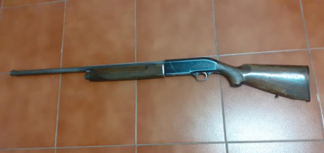 Escopeta semiautomática Beretta modelo A301 calibre. 12, cañón de 68 cm. No lleva chokes, funciona sin 01