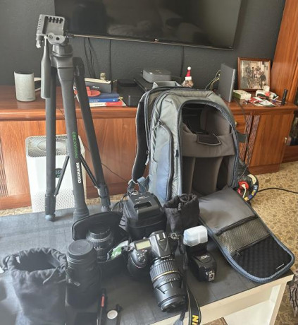 Vendo pack de cámara fotográfica Nikon D7100 con tres objetivos, flash, grip, trípode, mochila para llevar 02