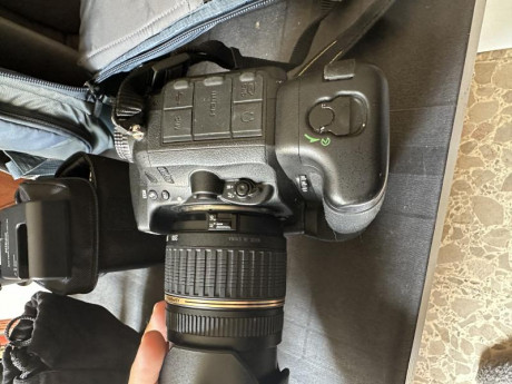 Vendo pack de cámara fotográfica Nikon D7100 con tres objetivos, flash, grip, trípode, mochila para llevar 00