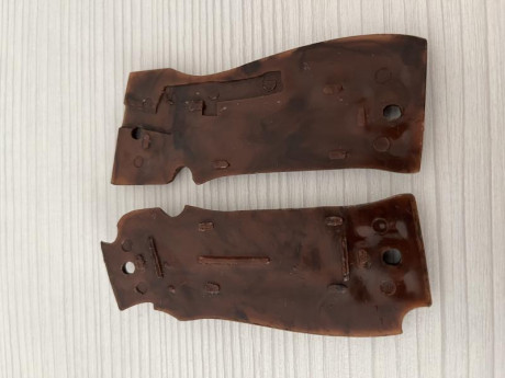 Hola,

Vendo cachas de baquelita originales para Star (no sé exactamente el modelo, quizá S o súper S)

Distancia 01