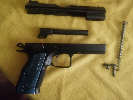 Buenas compañeros.

Vendo mi CZ Shadow 2 de 9 mm y 5", por no darle uso.

Se acompaña con 3 cargadores 00