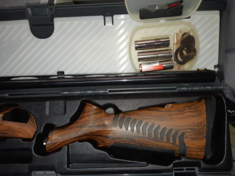 Benelli Vinci,imitacion madera,con 71 de cañón y chokes de 2,3,4 y 5 estrellas.Excelente estado.1000 euros.VENDIDA 01
