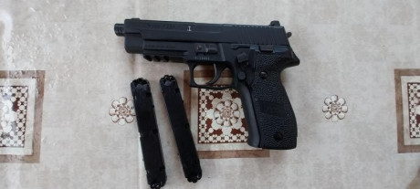 vendo pistola sig sauer p226 asp blockback c02 metal 4.5
estado nueva 
2 cargadores 
precio 150 € + transporte 01