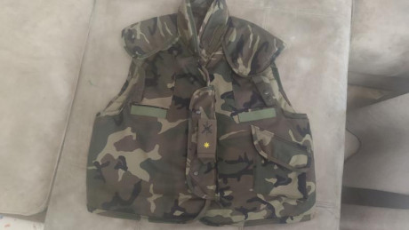 En perfecto estado, chaleco con distintivo de comandante de la legión talla G, casco infantería de marina 22