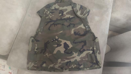 En perfecto estado, chaleco con distintivo de comandante de la legión talla G, casco infantería de marina 31