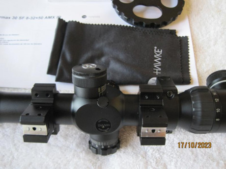 Con tapas cubre-lentes, monturas para carril de 11 mm., tubo de 30 mm., nivel de burbuja, rueda de paralelage 11