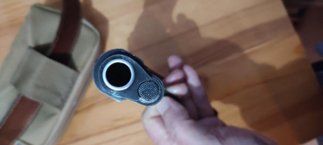 Hola. Norinco de las primeras fabricadas es fosfatada como las primeras colt 1911. dos cargadores, maletín 02