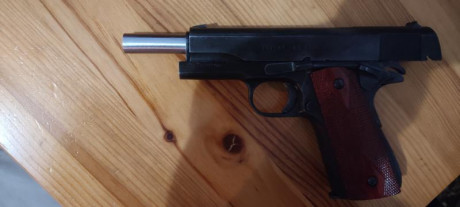 Hola. Norinco de las primeras fabricadas es fosfatada como las primeras colt 1911. dos cargadores, maletín 01