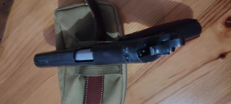 Hola. Norinco de las primeras fabricadas es fosfatada como las primeras colt 1911. dos cargadores, maletín 11