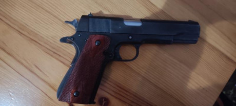 Hola. Norinco de las primeras fabricadas es fosfatada como las primeras colt 1911. dos cargadores, maletín 10