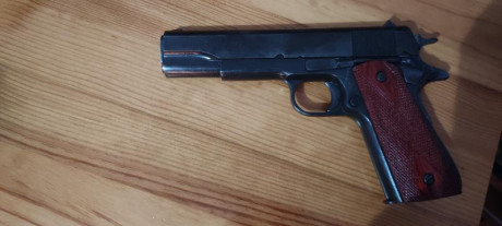 Hola. Norinco de las primeras fabricadas es fosfatada como las primeras colt 1911. dos cargadores, maletín 30