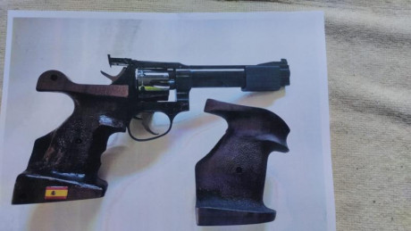 Mi amigo y compañero de tiro vende Revólver Manurhin MR32 Mach en impecable estado, con dos empuñaduras 00