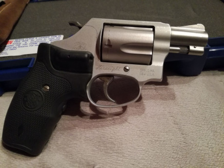 Saludos. 

Un compañero de trabajo vende este maravilloso Revolver S&W M637 de 2" cal 38+P.
El 01
