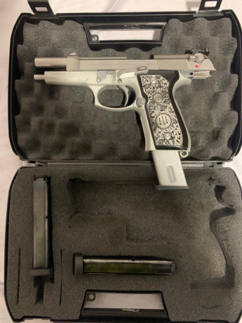 Vendo Beretta 92 fs 
Muy buen arma pocos disparos, gatillo a 1.900
2 juegos de cachas , 3 cargadores 
 172