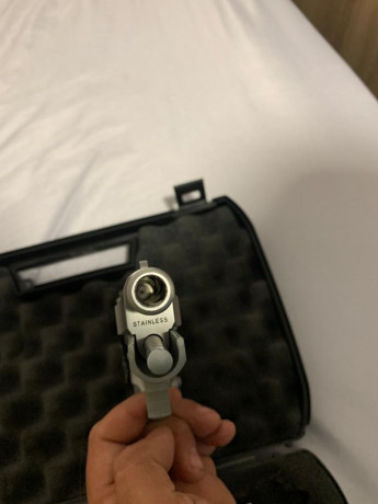 Vendo Beretta 92 fs 
Muy buen arma pocos disparos, gatillo a 1.900
2 juegos de cachas , 3 cargadores 
 171