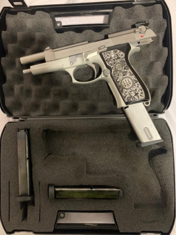 Vendo Beretta 92 fs 
Muy buen arma pocos disparos, gatillo a 1.900
2 juegos de cachas , 3 cargadores 
 170