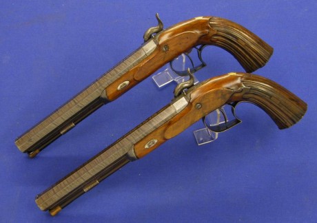 Voy a colocar unas fotos de un arma larga alemana de llave de mecha del siglo XVI. 40