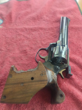 Mi amigo y compañero de tiro vende Revólver Manurhin MR32 Mach en impecable estado, con dos empuñaduras 12