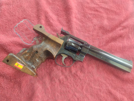 Mi amigo y compañero de tiro vende Revólver Manurhin MR32 Mach en impecable estado, con dos empuñaduras 11