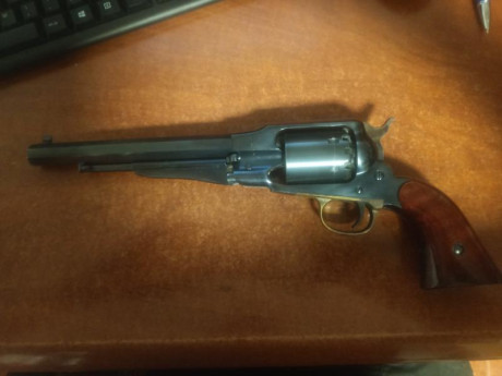 VEndo revolver uberti remington 1858 new model army  300 eu mas portes,el revolver esta en cullera valencia 00