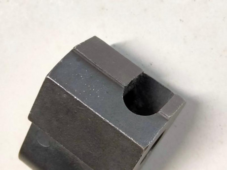 Hola a todos
pongo a la venta un prolongador de corredera de una Astra A100 del calibre 9mm Parabellum 02