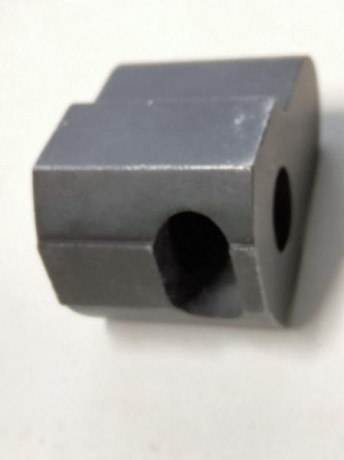 Hola a todos
pongo a la venta un prolongador de corredera de una Astra A100 del calibre 9mm Parabellum 01