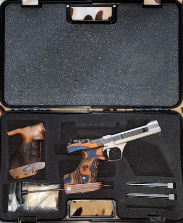 Se vende Feinwerkbau aw93, cal. 22lr, con maletin, 2 cargadores y 2 cachas, una original modificada para 02