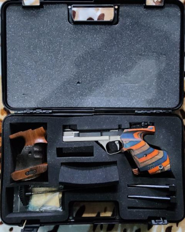 Se vende Feinwerkbau aw93, cal. 22lr, con maletin, 2 cargadores y 2 cachas, una original modificada para 01
