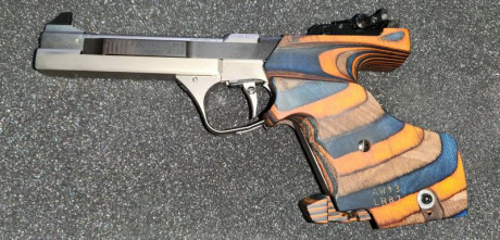 Se vende Feinwerkbau aw93, cal. 22lr, con maletin, 2 cargadores y 2 cachas, una original modificada para 00