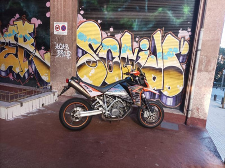 vendo KTM 950 supermoto. año
 2006 ,53000 km , revisiones al dia ,ITV en vigor,última revisión  en KTM.Rueda 02