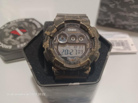 Reloj Casio G-Shock, color camo, muy poco uso, prácticamente nuevo, con caja original metálica, libro 12