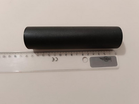 Vendo moderador de sonido AGT. Diametro de 38mm y longitud de 150mm. Rosca universal, 1/2 UNF. Calibre 01