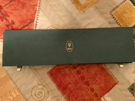 AcerO molivodeno vanadio
Hecho en España. 
Lleva la figura grabada en la hoja. Fue un medo creado para 02