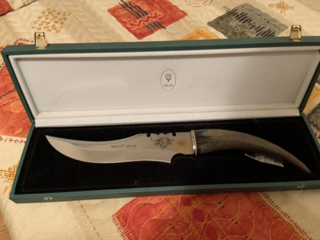 AcerO molivodeno vanadio
Hecho en España. 
Lleva la figura grabada en la hoja. Fue un medo creado para 01