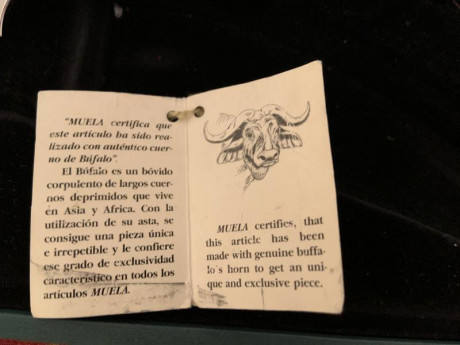 AcerO molivodeno vanadio
Hecho en España. 
Lleva la figura grabada en la hoja. Fue un medo creado para 11