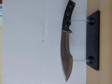 JV CDA - CUCHILLO ERROI. Por 140 euros envío incluido.
Longitud total: 33 cm.
Longitud del mango: 13 cm.
Anchura 02