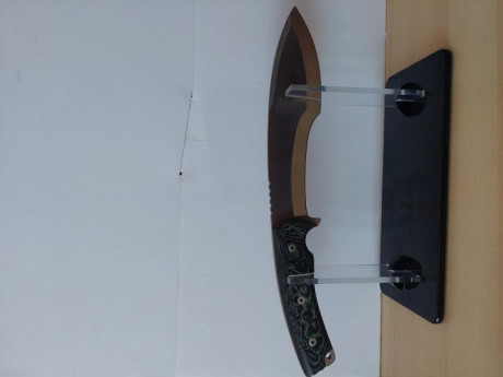 JV CDA - CUCHILLO ERROI. Por 140 euros envío incluido.
Longitud total: 33 cm.
Longitud del mango: 13 cm.
Anchura 01