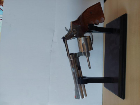 Hola,

Vendo revolver Smith & Wesson 686-3 6"
Perfecto estado poco uso. Con cacha original y 11