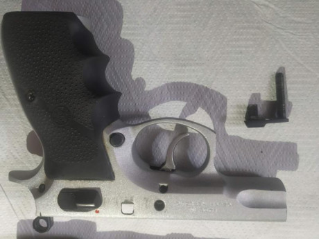 hola compañeros lo dicho vendo cz  con poco uso por dejar el tiro incluye dos carros del 9mm y 22 va perfecta 01