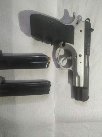 hola compañeros lo dicho vendo cz  con poco uso por dejar el tiro incluye dos carros del 9mm y 22 va perfecta 00