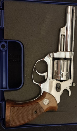 Se evnden 2 revolveres ASTRA CADIX en calibres 38 Spcl  (pavonado)  y .22 LR en 150,00 € cada uno  (negociables) 01