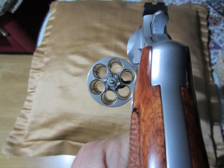 Por cambio de disciplina, vendo este revólver de tirada especial Jerry Miculed en calibre 45 de 4", 00