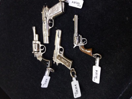 Pistolas y revolvers miniatura fabricadas en plata de ley .. El precio está en las etiquetas de cada una 02