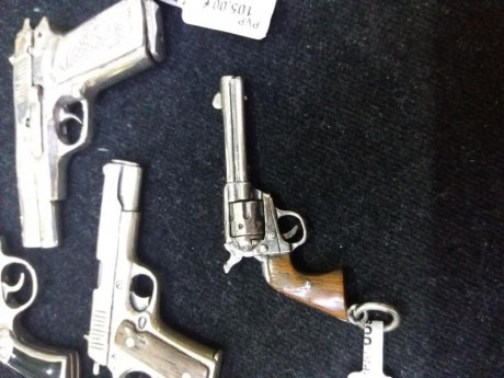 Pistolas y revolvers miniatura fabricadas en plata de ley .. El precio está en las etiquetas de cada una 01