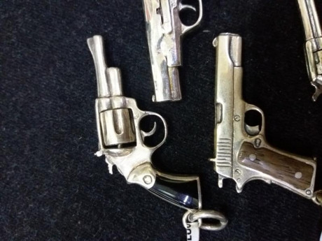 Pistolas y revolvers miniatura fabricadas en plata de ley .. El precio está en las etiquetas de cada una 00