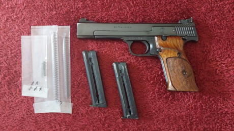 Un amigo con poco tiempo disponible me pide que anuncie la venta de una magnifica pistola Smith & 01