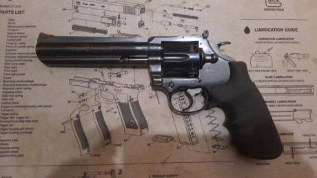 Buenas a todos , vendo revolver Colt King Cobra calibre 357 , de 6 pulgadas en perfecto estado , solo 01