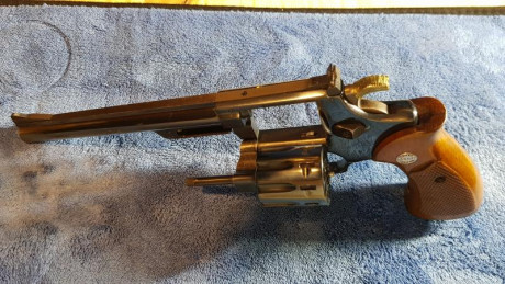 Revolver calibre 22 Astra Cadix, impecable, practicamente sin la raya del tambor que delata el uso. 6 02